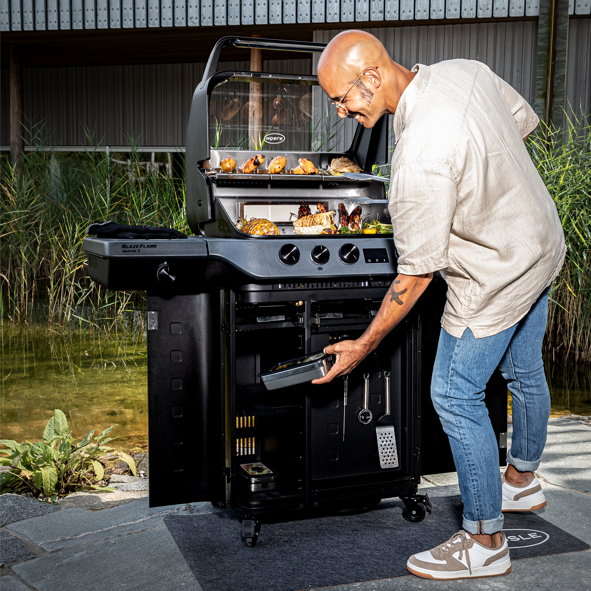 Rösle-Blazeflame Master 3 - beim grillen auf der terrasse
